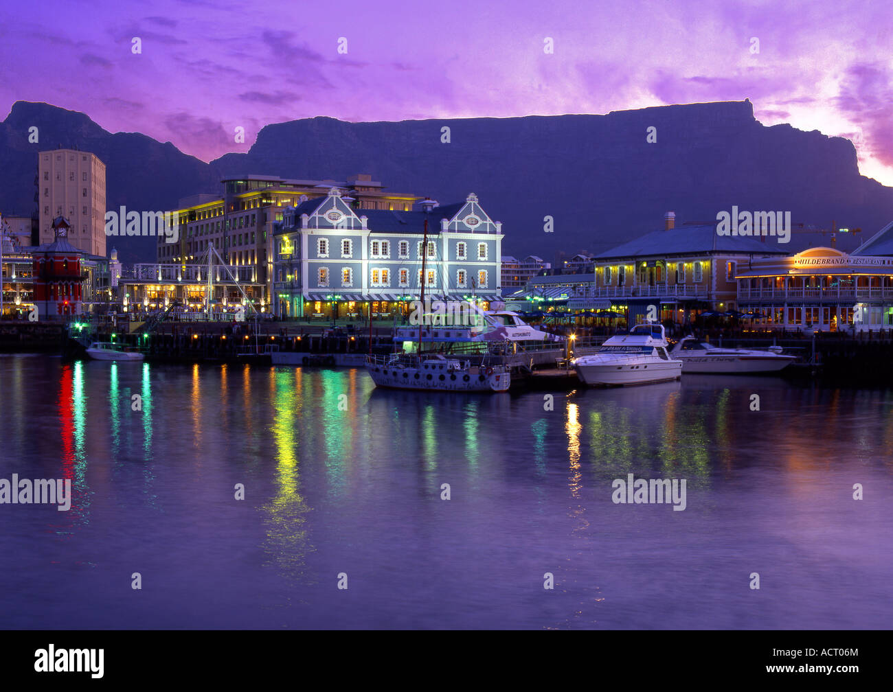 Victoria and Alfred Waterfront visto di notte contro lo sfondo di Table Mountain Cape Town Western Cape Sud Africa Foto Stock