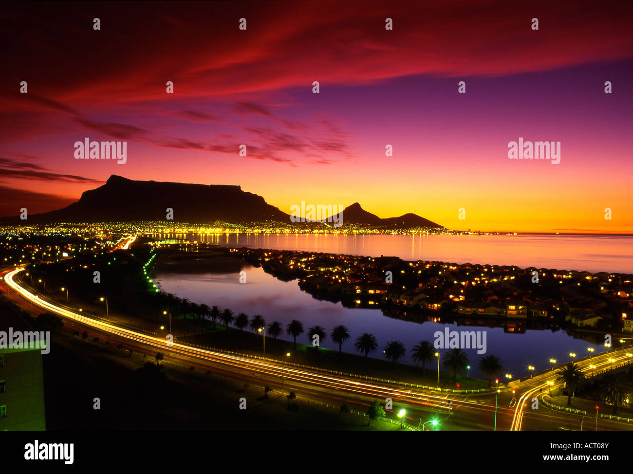 Cape Town tramonto contro una Montagna della Tavola silhouette Cape Town Western Cape Sud Africa Foto Stock