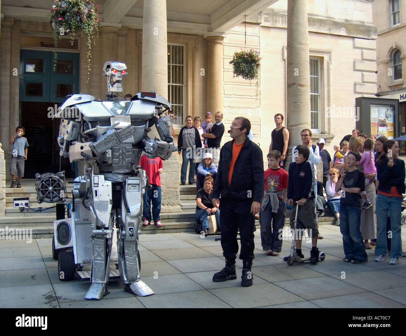 Street performer con robot giganti e pubblico Foto Stock