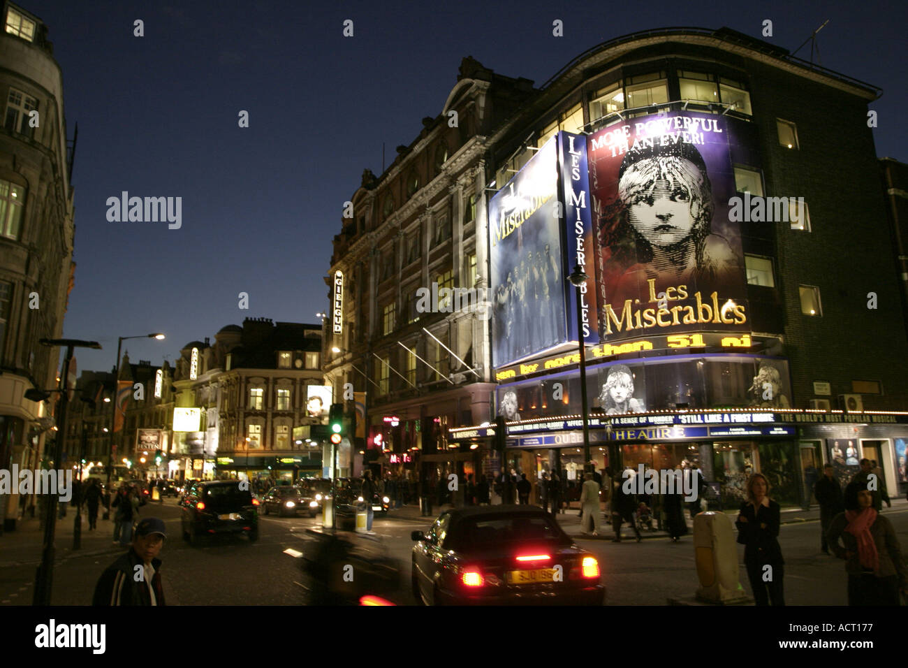 Les Miserables al Queens theatre in Shaftesbury Avenue London s theatreland Foto Stock