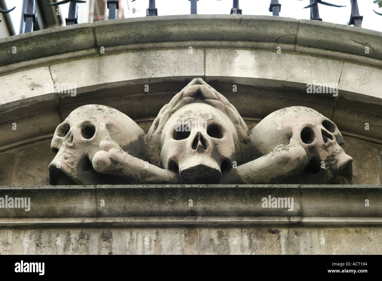 Teschi sopra l ingresso di St Olave chiesa in Hart Street nella città di Londra Foto Stock