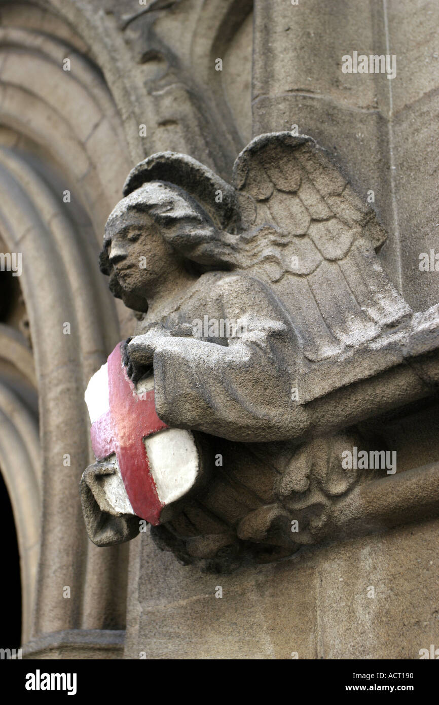 Angelo azienda uno scudo con il St Andrews cross a tutti Hallows dalla torre chiesa in London Inghilterra England Foto Stock