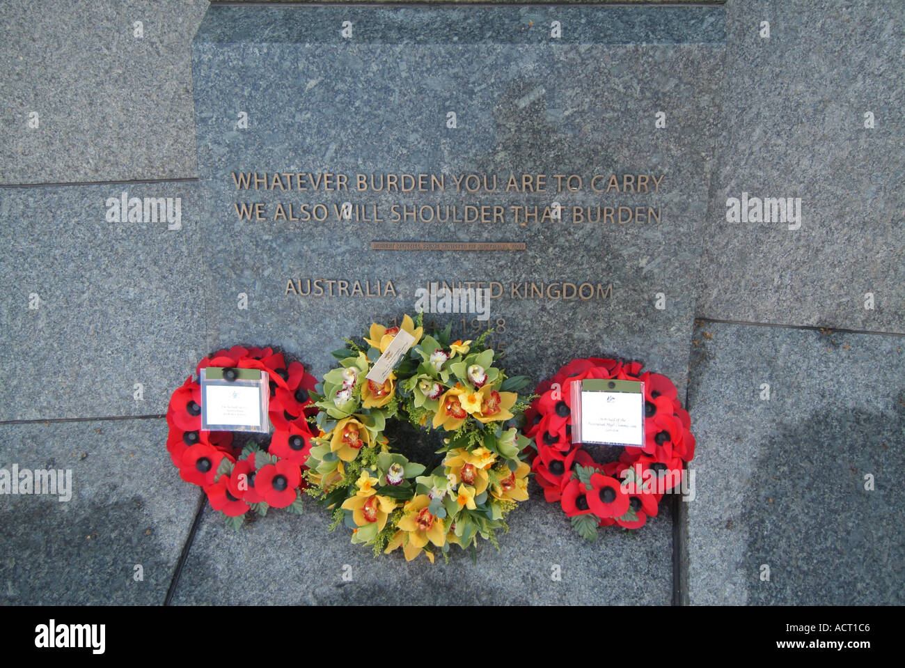 Westminster Hyde Park Corner Memoriale di guerra per l'australiano servizi armati vicino la quotazione e corone Foto Stock