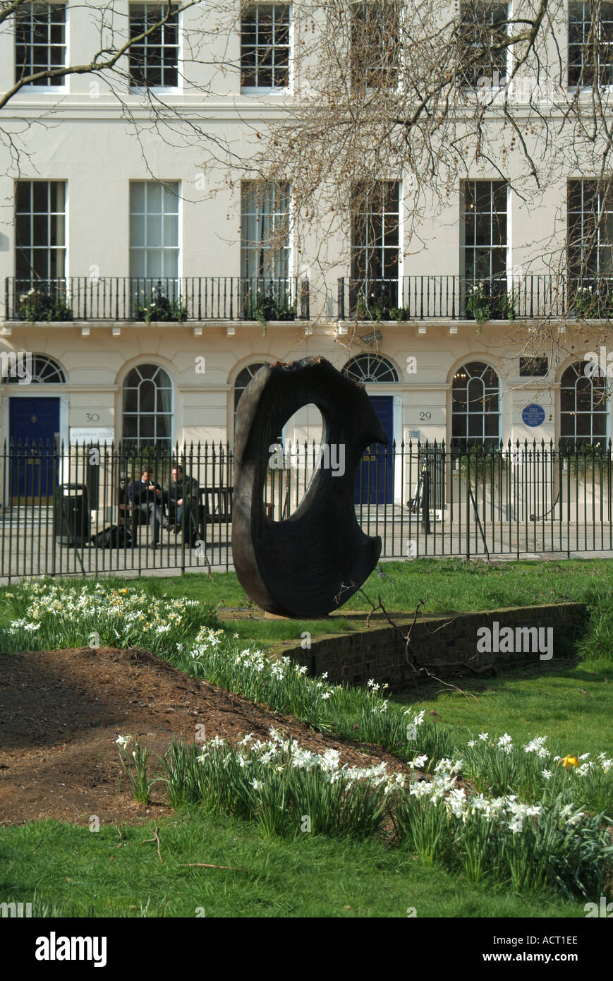 Giardini in Piazza Fitzroy Robert Adams façade con le residenze di George Bernard Shaw & Virginia Stephen scultura Vista di Naomi Watt Londra Inghilterra UK Foto Stock