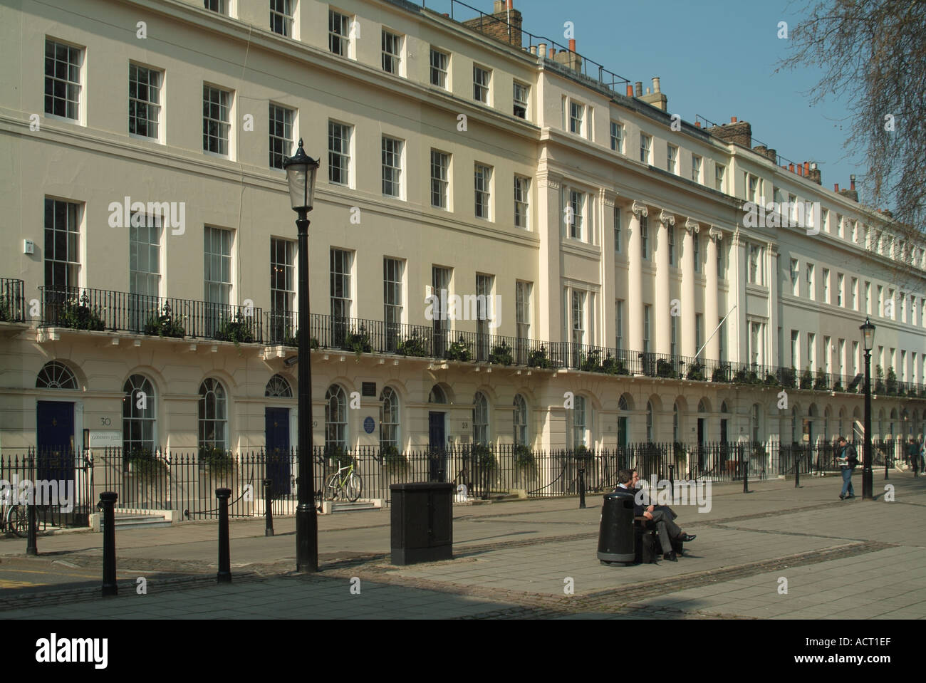Persone che siedono in Fitzroy Square con Robert Adams façade compresa una residenza di tempo di George Bernard Shaw e Virginia Stephen London Inghilterra UK Foto Stock