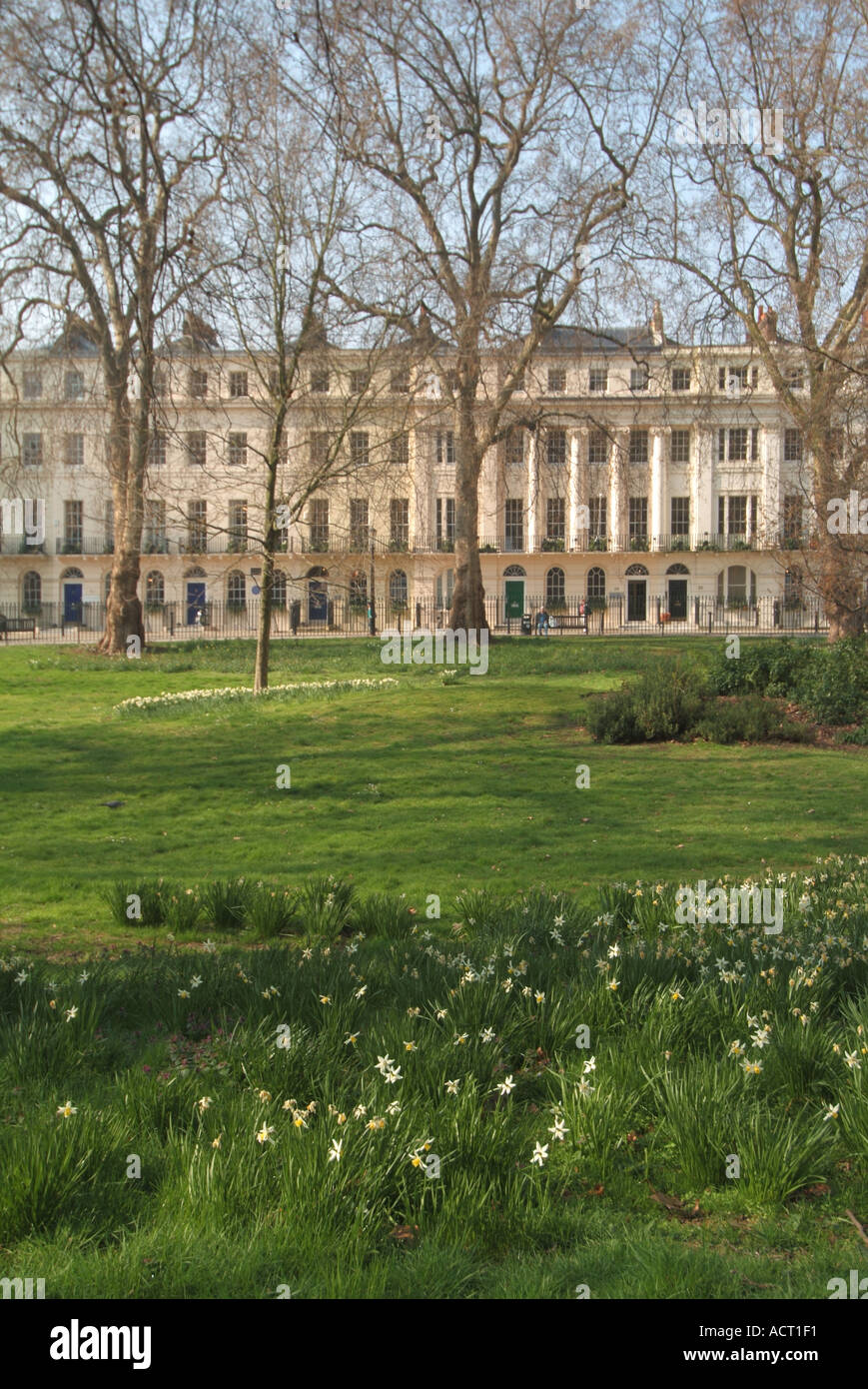 I giardini di Fitzroy Square con la facciata Robert Adams oltre includono una residenza di un tempo di George Bernard Shaw e Virginia Stephen London England UK Foto Stock
