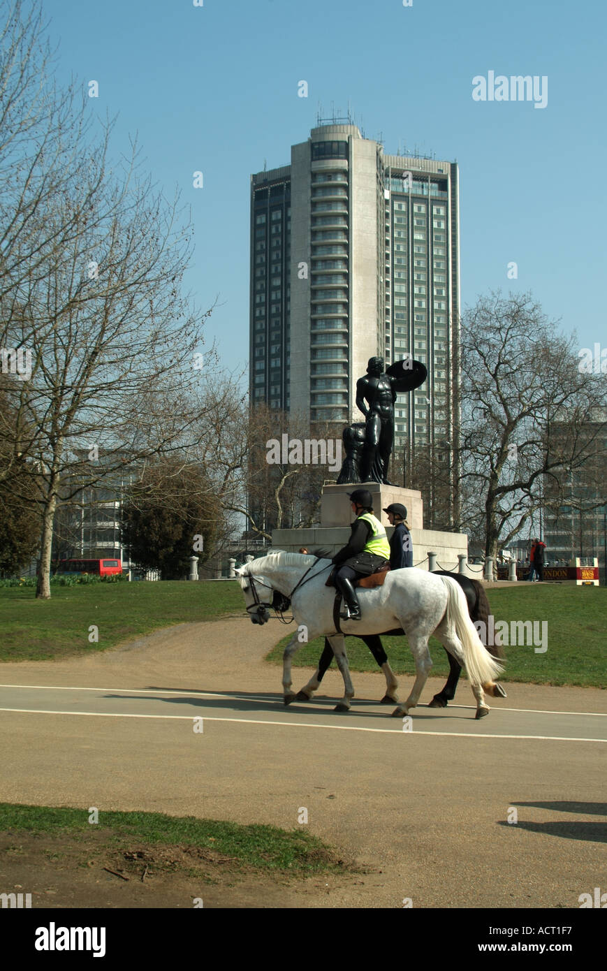 Inverno alberi cavalieri e la statua di Achille in Hyde Park Commemorando il Duca di Wellington con l'edificio del grattacielo dell'Hilton Hotel Park Lane Londra UK Foto Stock Inverno alberi cavalieri e la statua di Achille in Hyde Park Commemorando il Duca di Wellington con l'edificio del grattacielo dell'Hilton Hotel Park Lane Londra UK Foto Stock