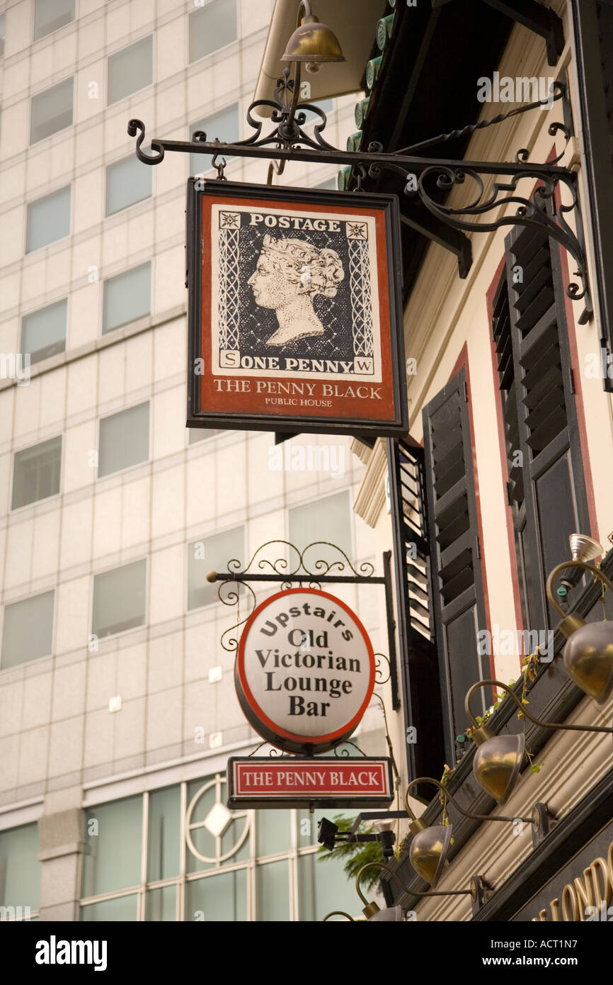 Il Penny Black è un vecchio pub in Singapore qui illustrata è una chiusura del pub segno con CBD in background Foto Stock