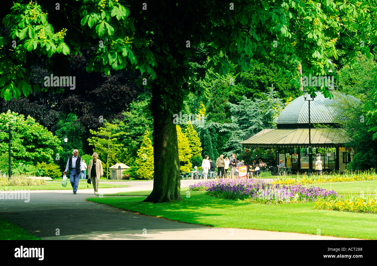 Harrogate, North Yorkshire, Inghilterra. Il periodo Vittoriano Valley Gardens e il pavilion café nella città termale di Harrogate Foto Stock