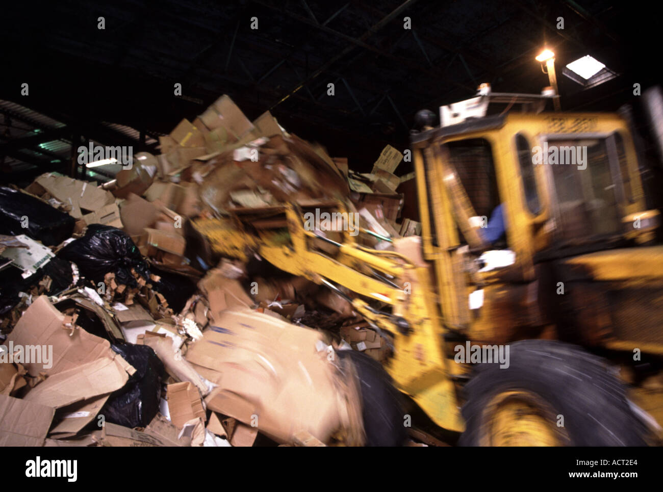 Bulldozer a raccolta carta impianto di riciclaggio del Regno Unito Foto Stock