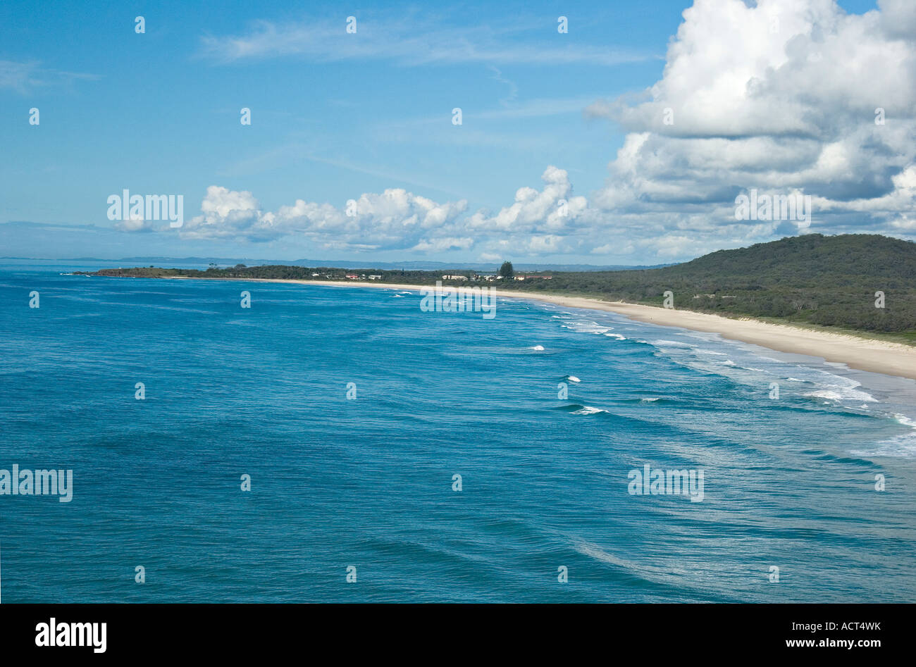 La lunga spiaggia di curvatura di una costa tropicale Foto Stock