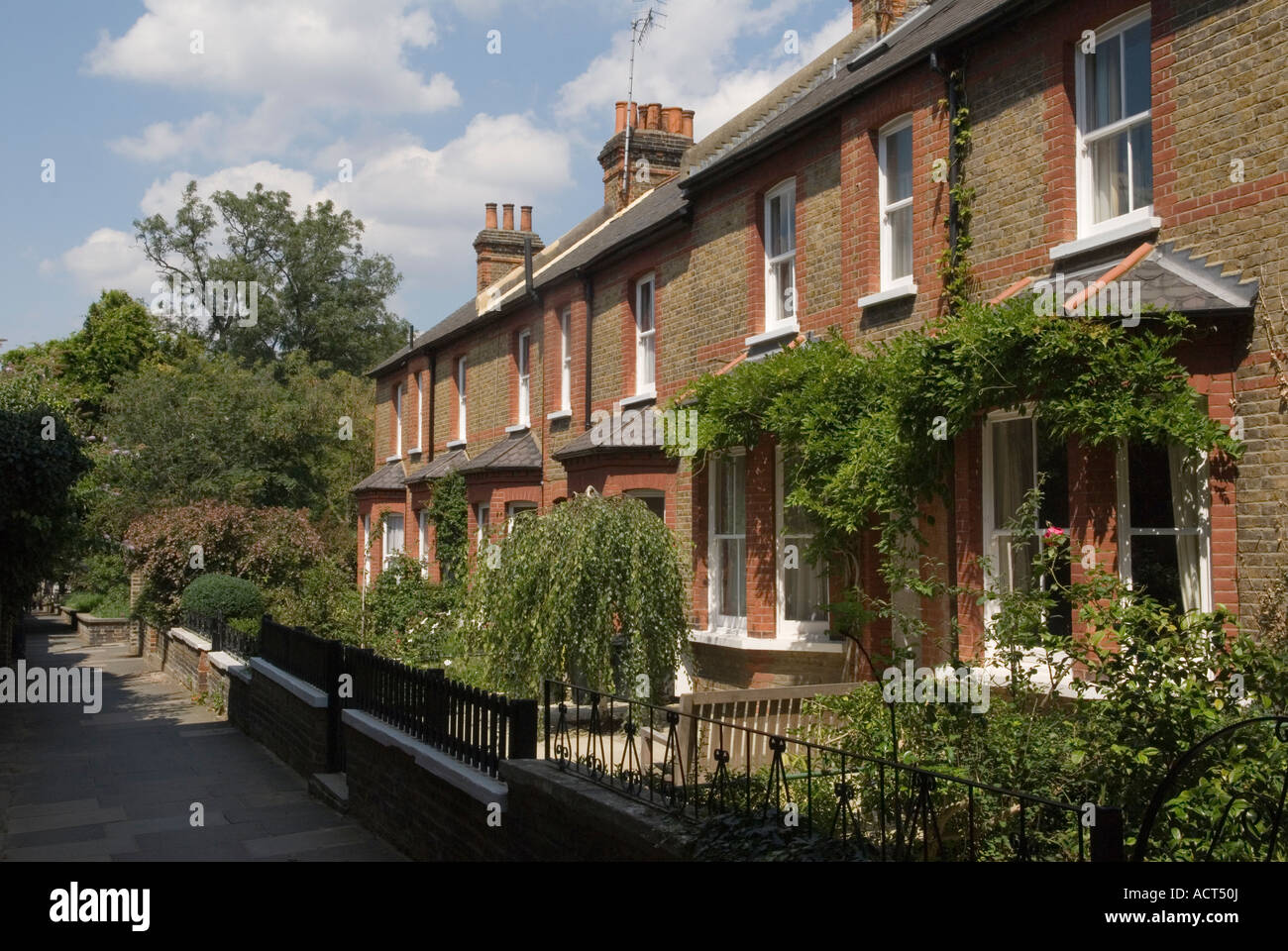 Cottage edoardiani tradizionali in mattoni rossi per lavoratori ora gentrificati Richmond on Thames Surrey 2007 2000s UK HOMER SYKES Foto Stock
