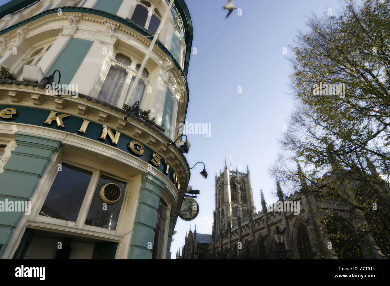 Il Pub di Kingston sul nord sul lato della Chiesa con la Santa Trinità in background Humberside REGNO UNITO Foto Stock