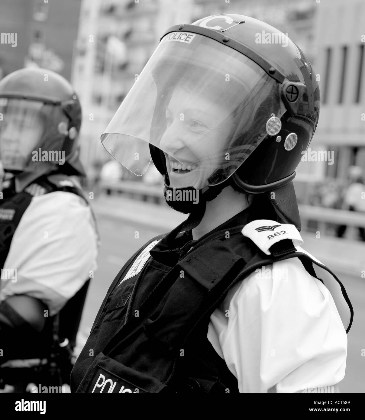Ridendo British femmina polizia sargeant e collega di sesso maschile Foto Stock