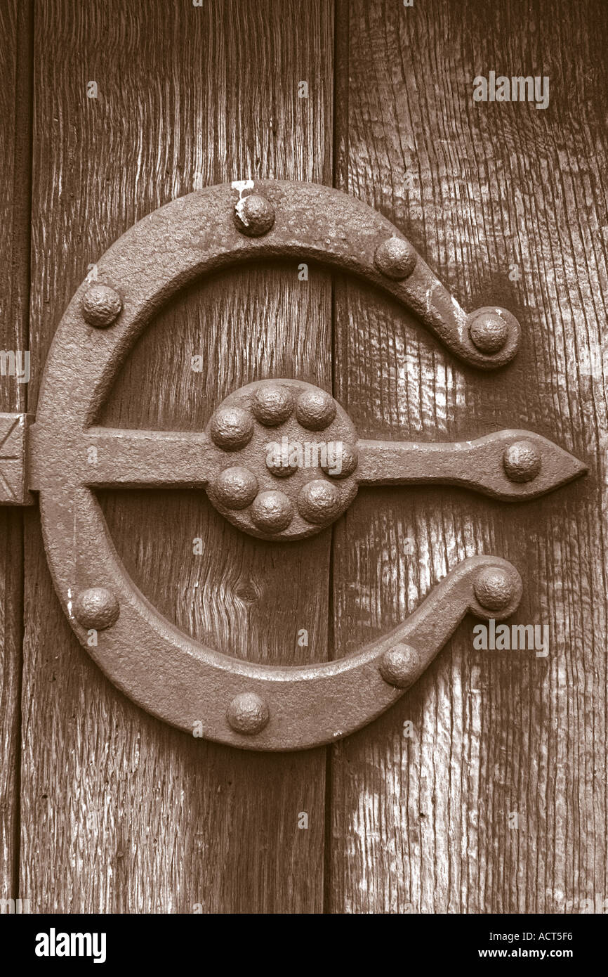 Porta la ferramenta e artigianato a Kilpeck Chiesa Herefordshire UK Foto Stock