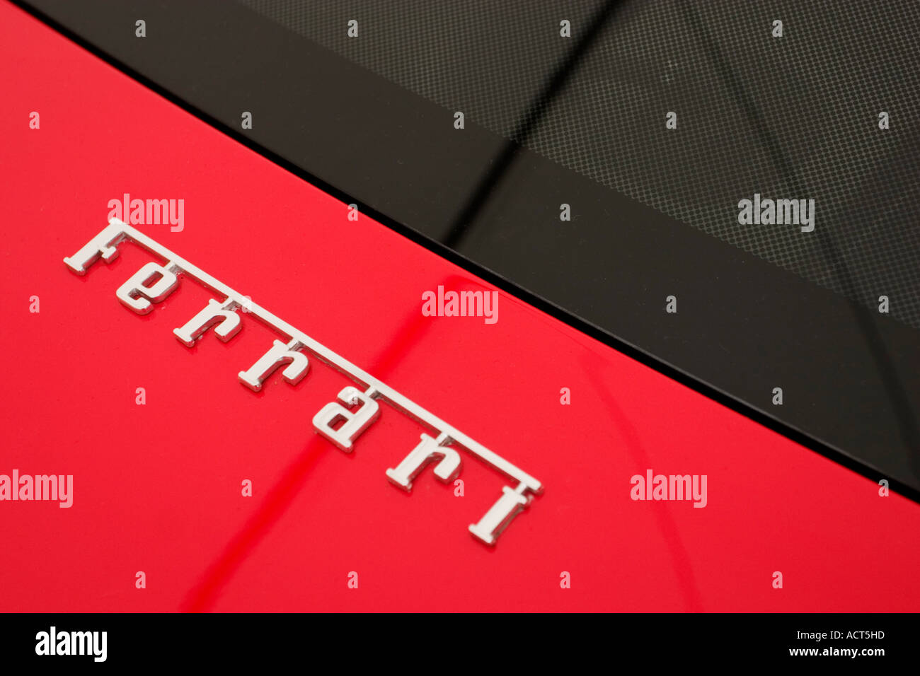 Marchio Ferrari sul vano motore posteriore della F430 F 430 Foto Stock