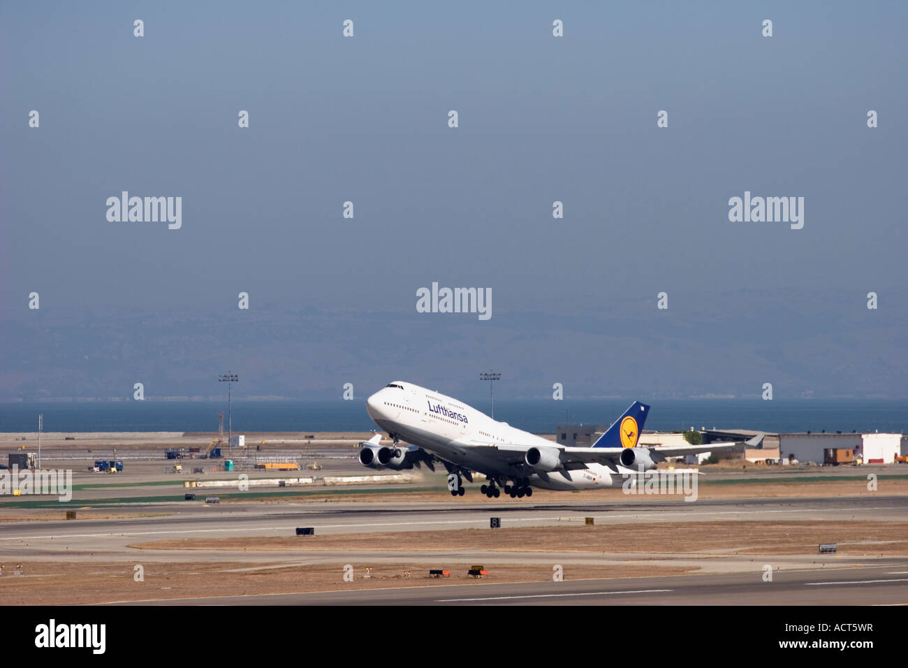 Le compagnie aeree Lufthansa 747 jumbo jet in decollo all'Aeroporto Internazionale di San Francisco Foto Stock