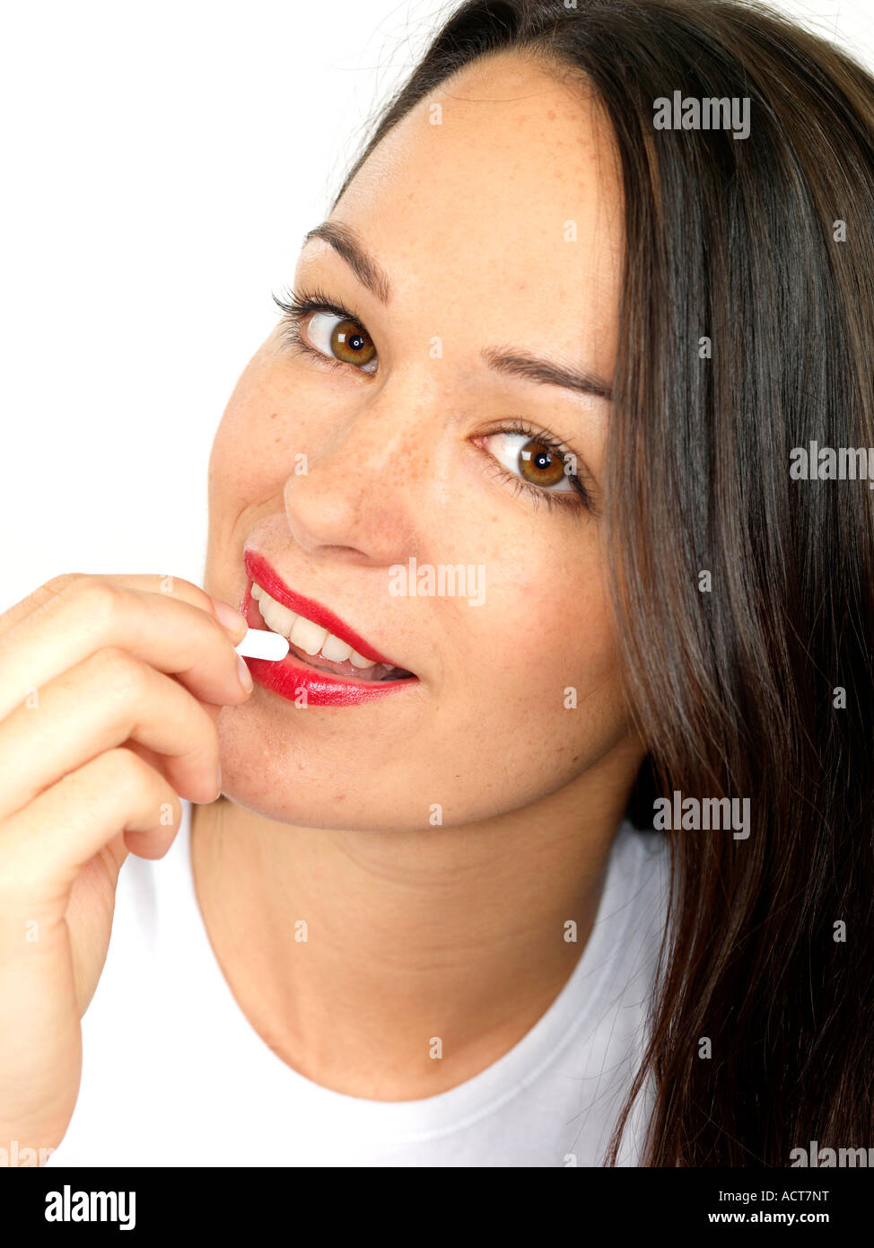 Giovane donna prendendo pillola Modello rilasciato Foto Stock