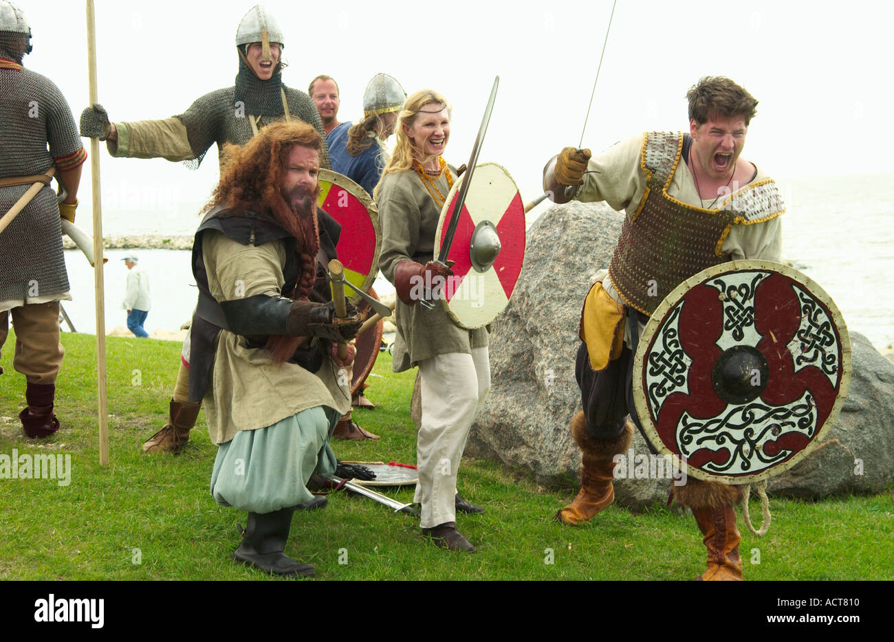 Islandese Abiti etnici nella ricreazione di Viking battaglia all'islandese Festival a Gimli di Manitoba in Canada Foto Stock