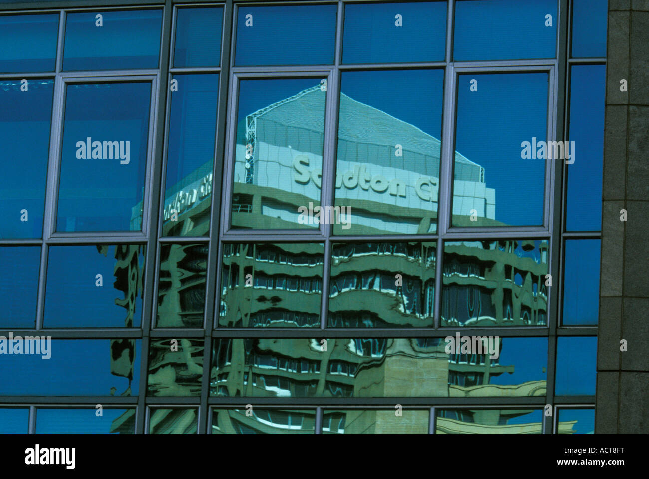 Sandton city tower si riflette in vetro blu di edificio adiacente Gauteng Sud Africa Foto Stock