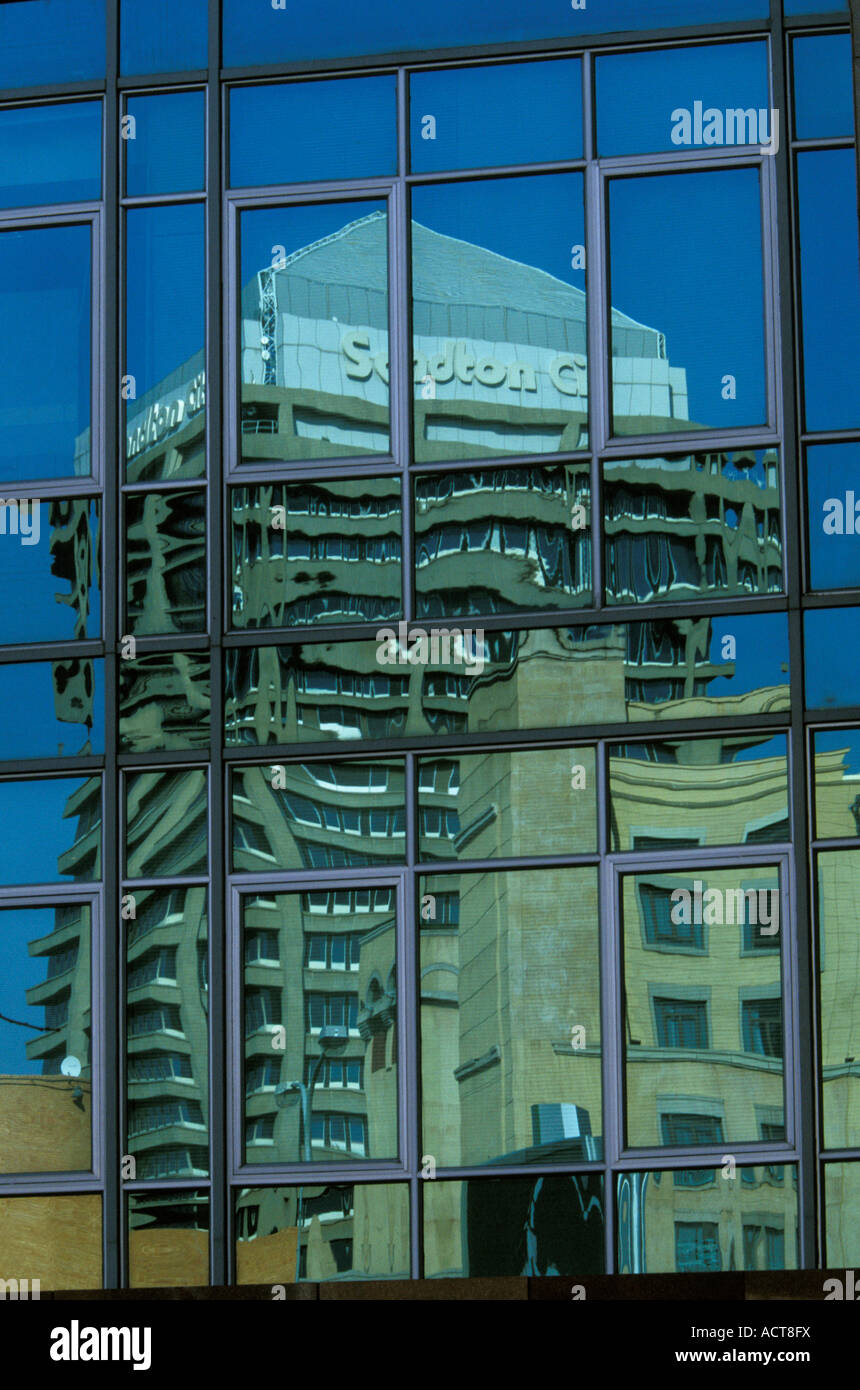 Sandton city tower si riflette in vetro blu di edificio adiacente Gauteng Sud Africa Foto Stock