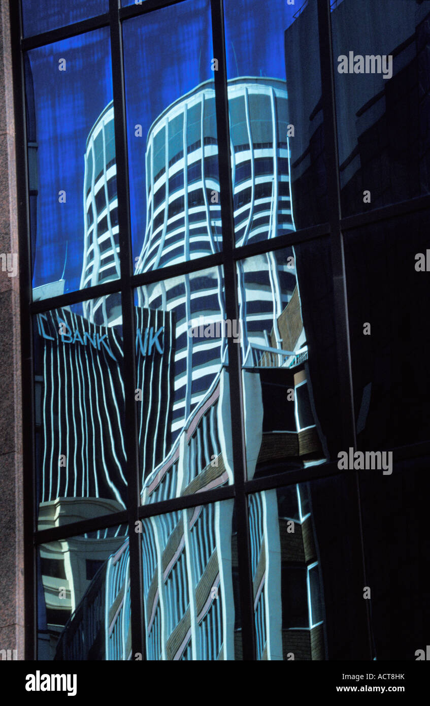 La facciata e la riflessione di edifici alti nel quartiere bancario di Sydney Australia Foto Stock