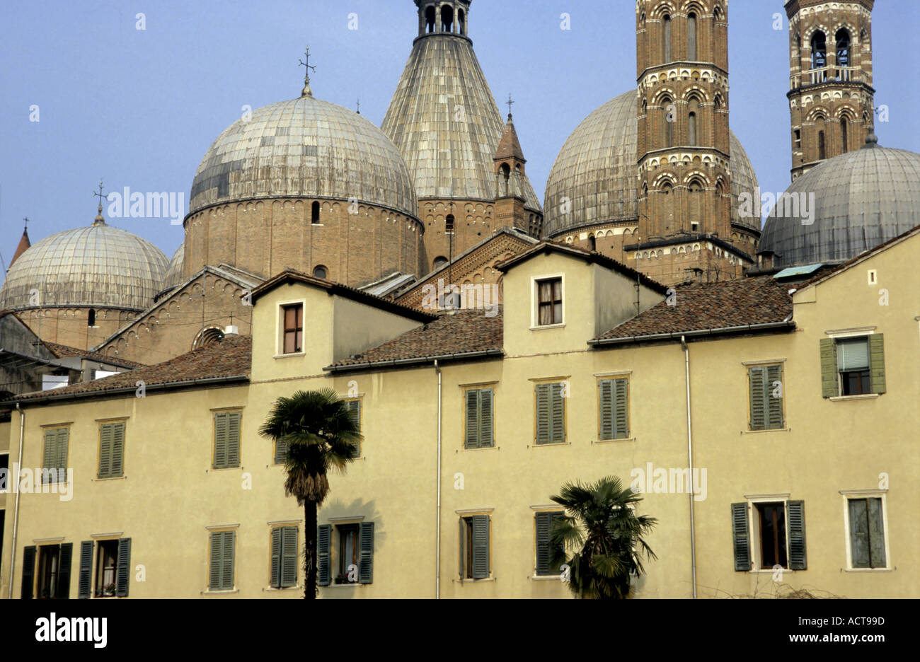 La facciata della Basilica di San Antonio di Padova, Italia. Foto Stock