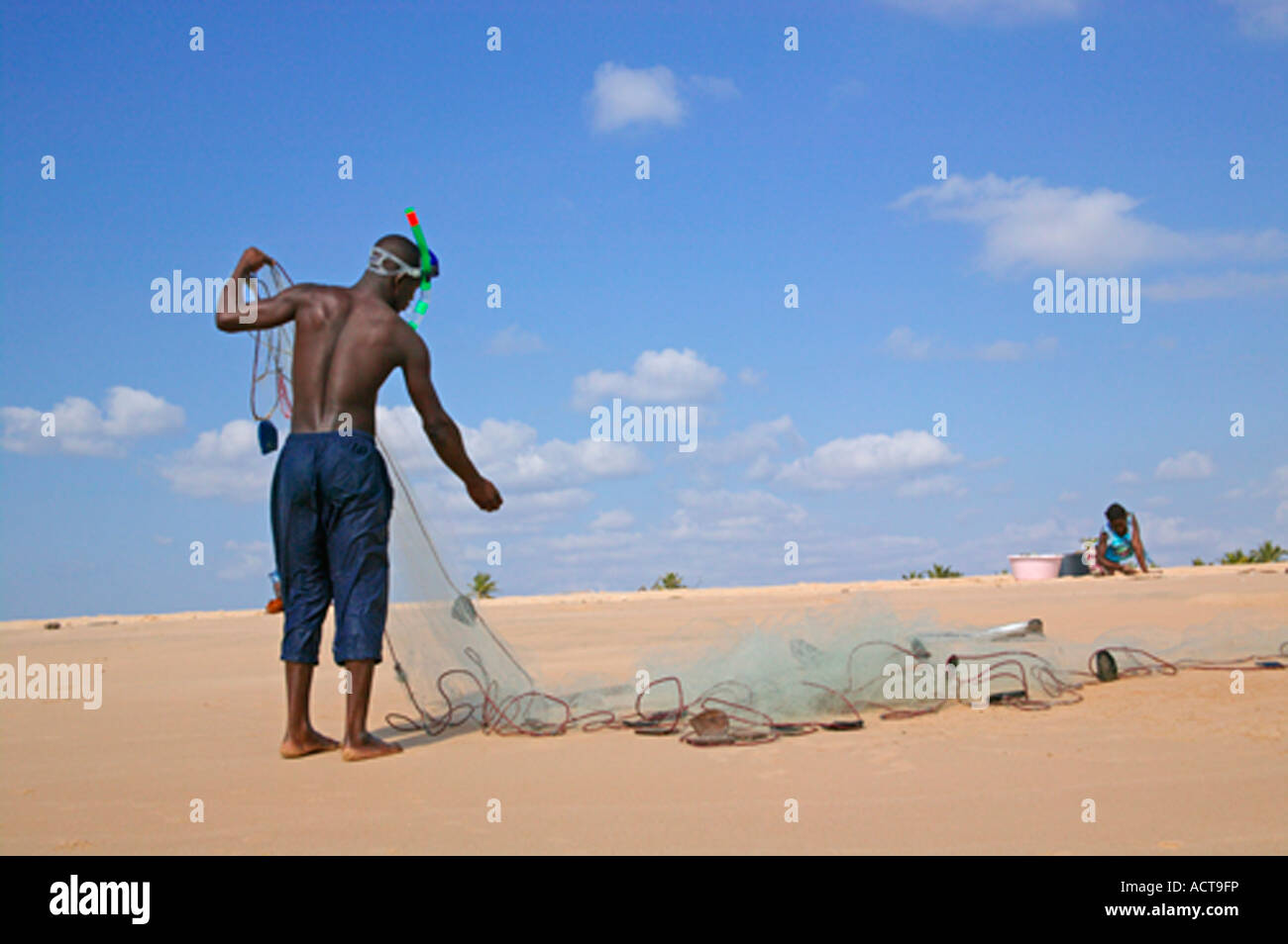 I pescatori di ispezionare le loro reti per rimuovere il pesce appena pescato Barra Inhambane Provincia Mozambico Foto Stock