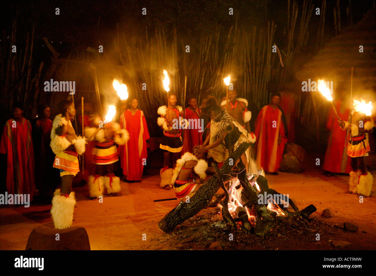 Una serata spettacolo di danza presentato presso il caminetto in un esterno di boma in Shangana villaggio culturale Hazyview Sud Africa Foto Stock