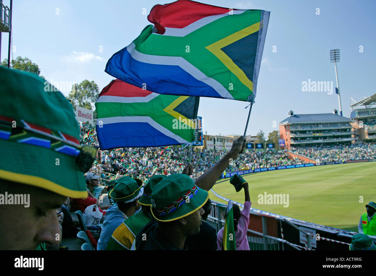 Spettatori sventolando il sudafricano bandiera al Wanderers Cricket Stadium Johannesburg Gauteng Sud Africa Foto Stock