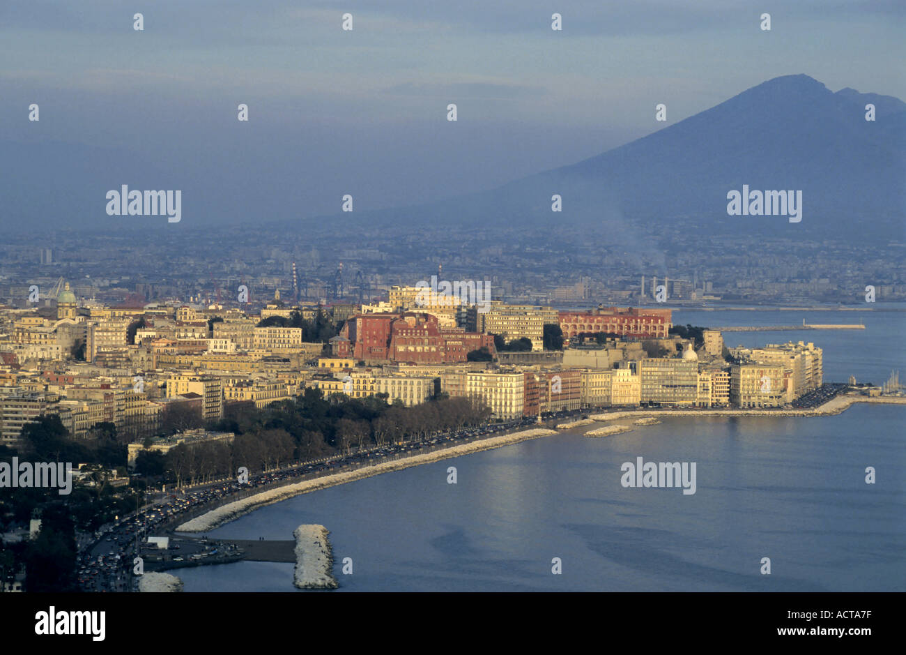 Baia di Napoli che mostra il Castello Aragonese sulla penisola di Ischia con townscape e il Vesuvio sullo sfondo, Napoli, Italia Foto Stock