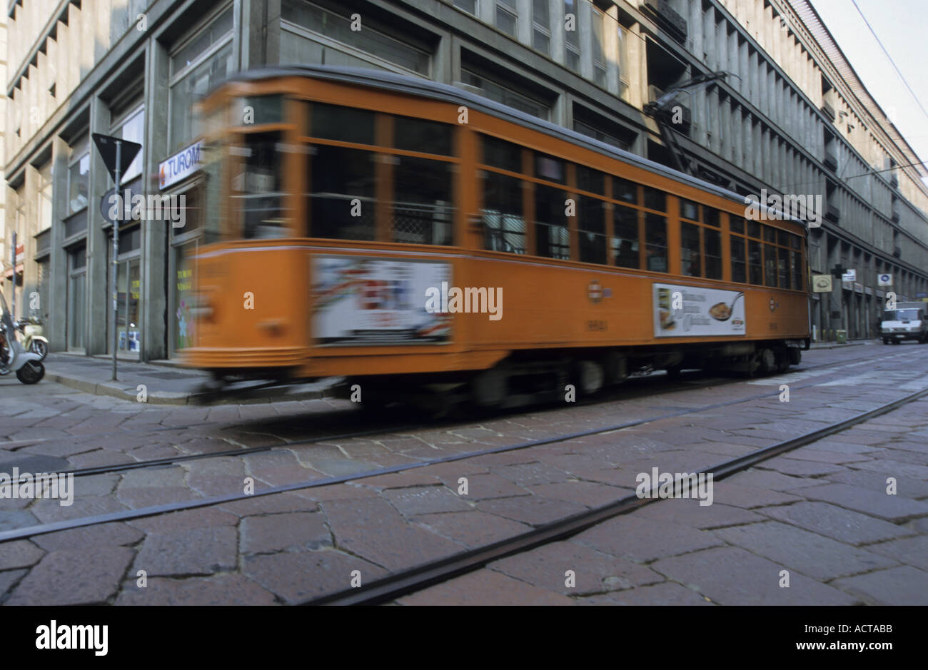 Italia Milano velocizzando il tram in Corso Magenta Foto Stock