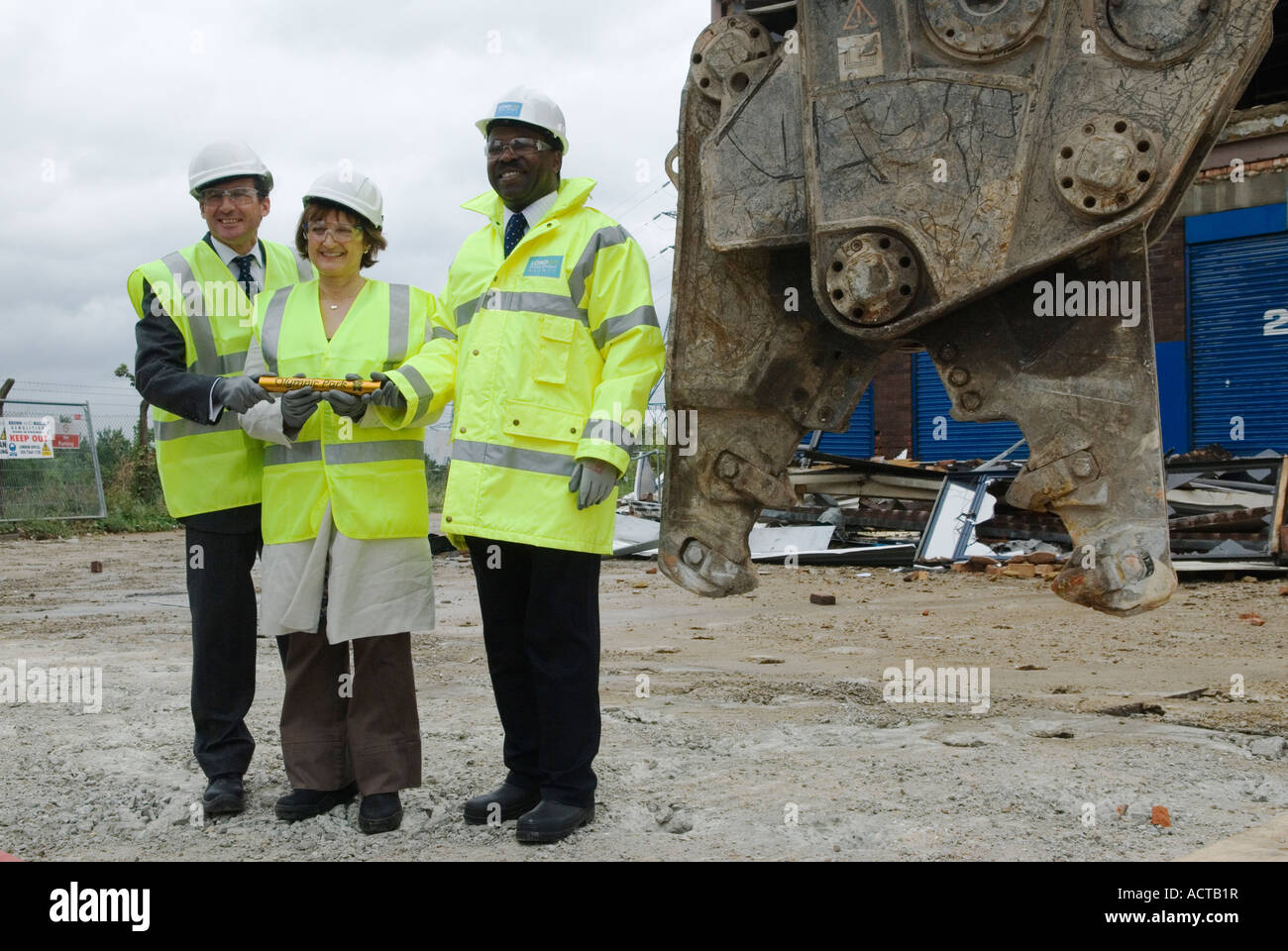 Lord Seb Sebastian Coe e Ministro delle Olimpiadi Tessa Jowell MP con Manny Lewis 2007 Visita 2012 Olimpiadi di Londra costruzione del Parco Olimpico Foto Stock