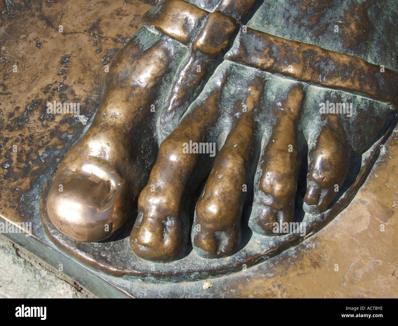 Big Foot di una scultura alla Porta Aurea golden gate in Split Adria Dalmazia Adriatico Croazia Foto Stock