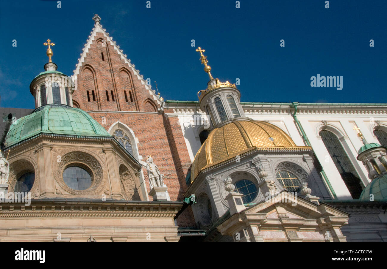 Oro e verde cupole sulla Royal Cattedrale di Cracovia, in Polonia Foto Stock