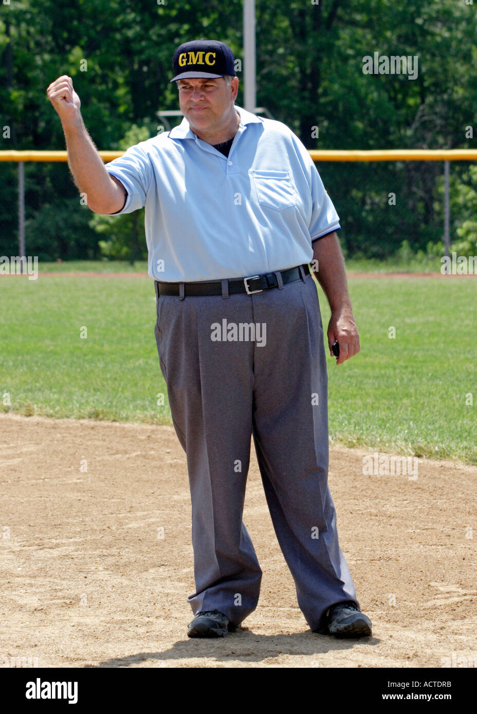 Arbitro di baseball segnali out Foto Stock