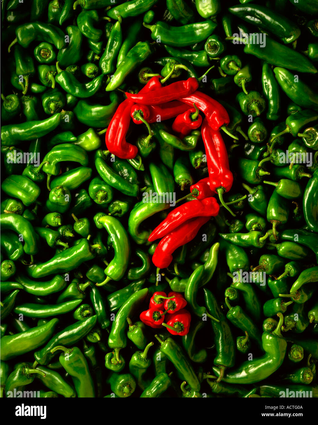 Peperoni punto interrogativo utilizzando entrambi i peperoni rossi e verdi Foto Stock