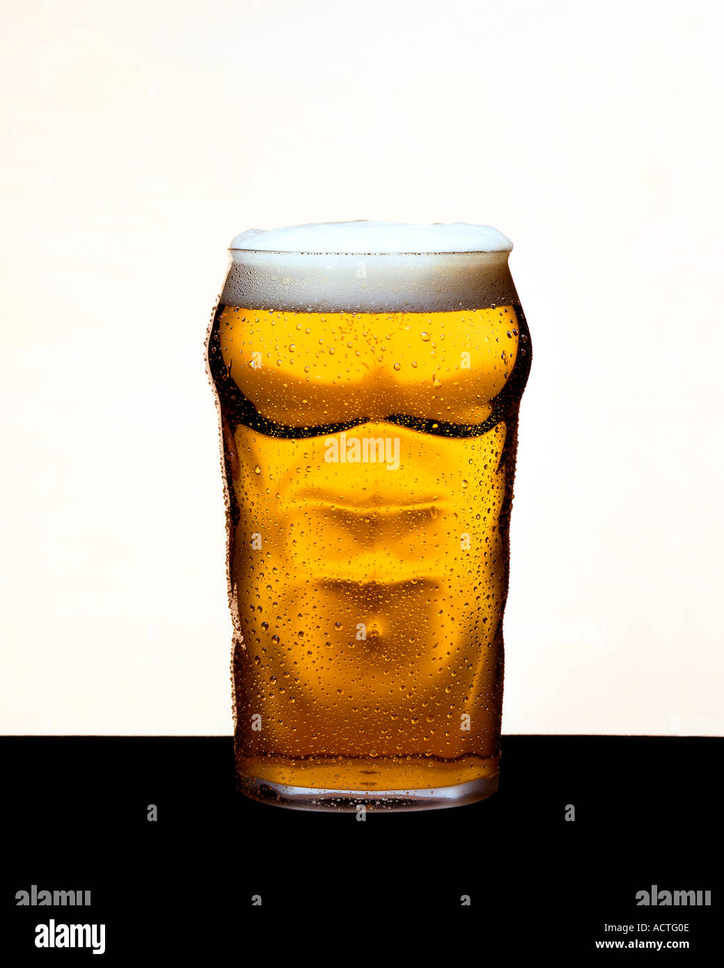 Birra forte Strong lager Muscolo uomo vetro Strong lager Foto Stock