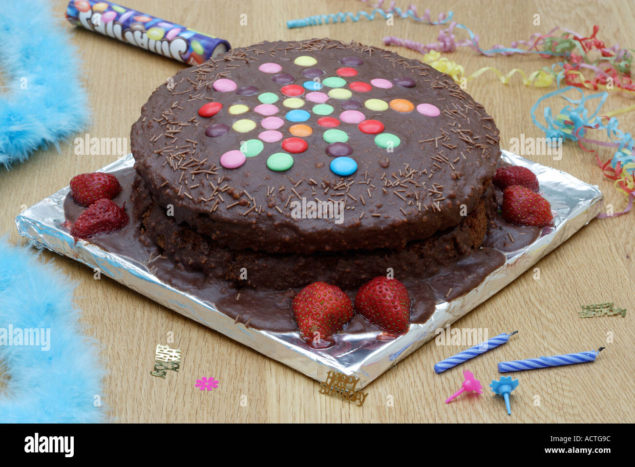 Torta al cioccolato con zucchero colorato dischi sgusciate Foto Stock