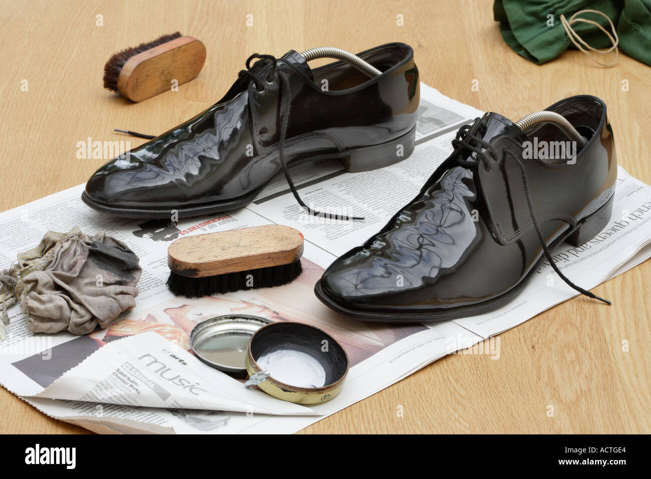 Nero scarpe essendo levigato su una tabella Foto Stock