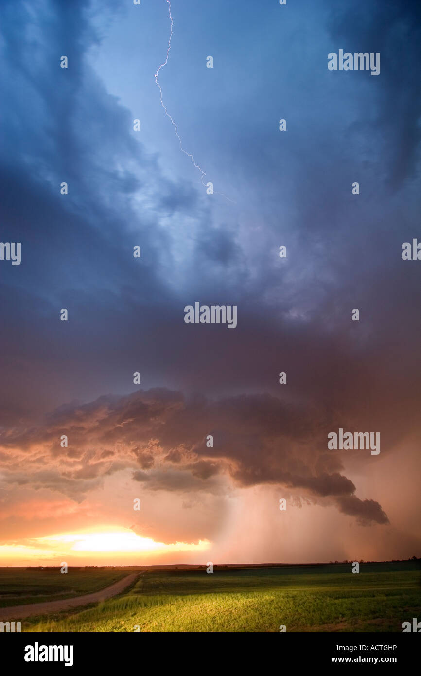 Un grave supercell temporale nella centrale di Kansas al tramonto, con il simbolo del fulmine direttamente in testa. Foto Stock