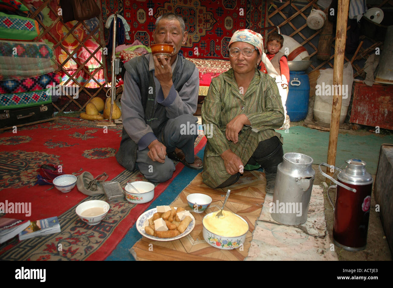 Nomads uomo donna offrono cibo e bevande nel loro yurte mongole Kharkhiraa Altai vicino Ulaangom Uvs Aymag Mongolia Foto Stock