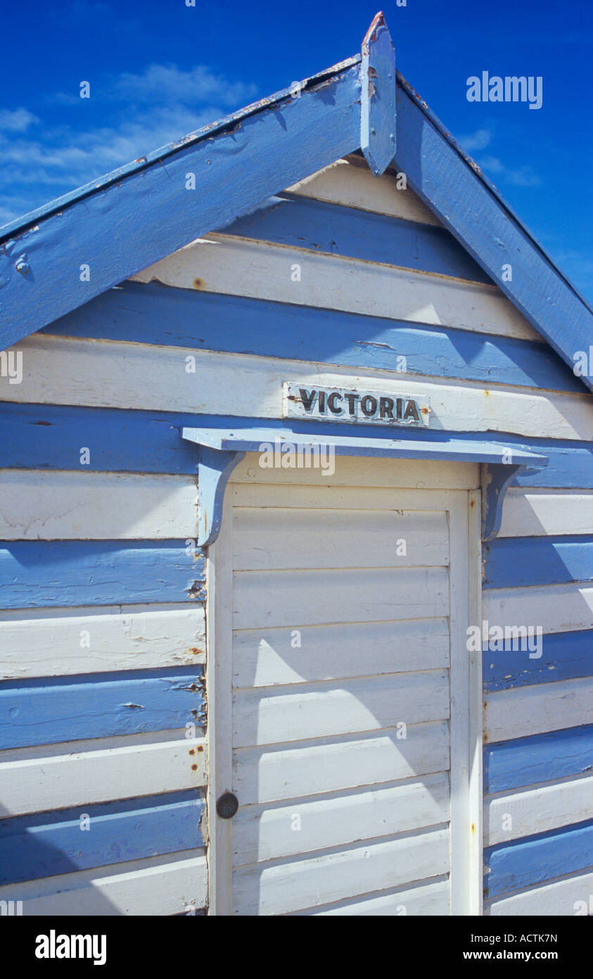 Dettaglio del beach hut dipinte a strisce alternate di luce blu e bianco sotto un cielo di corrispondenza con il nome di pensione affermando Victoria Foto Stock