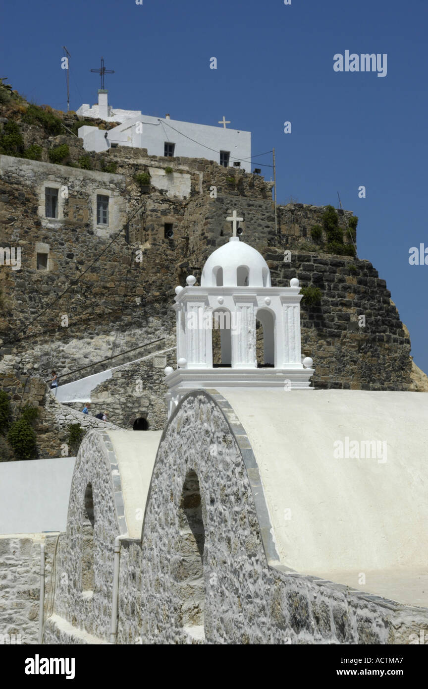 Vista sui tetti di dipinti di bianco e chiesa fino al monastero di Panagias Spilianis Mandraki isola di Nissiros Grecia Foto Stock