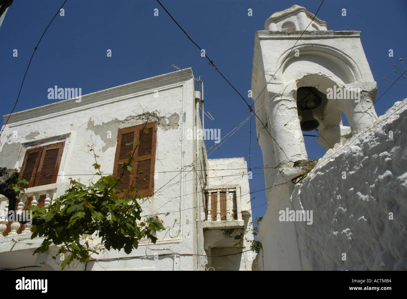Dipinto di bianco di casa con la piccola torre dell orologio e cielo blu Mandraki isola di Nissiros Grecia Foto Stock