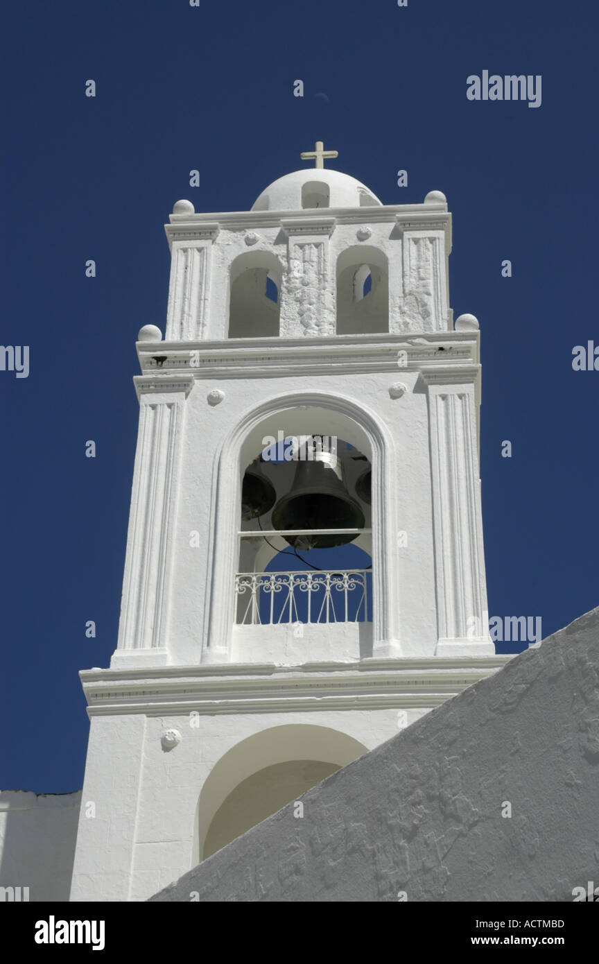 La torre dell'orologio di dipinti di bianco chiesa davanti al cielo blu Mandraki isola di Nissiros Grecia Foto Stock