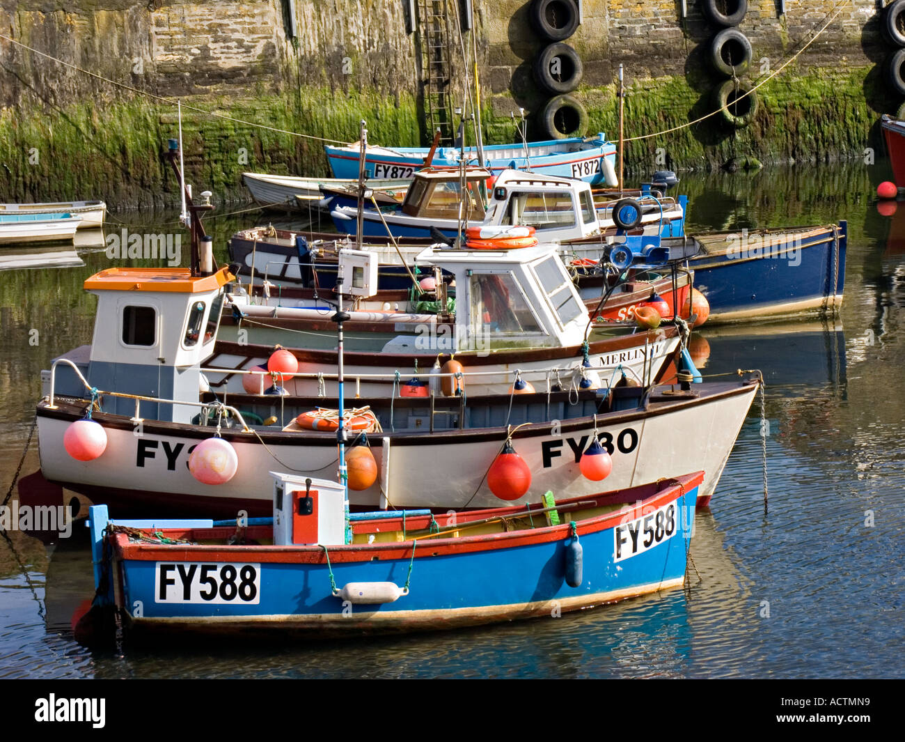 Colorate, ormeggiate piccole barche da pesca. Falmouth, Cornovaglia, Regno Unito Foto Stock