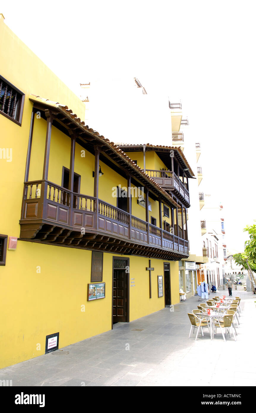 Plaza Europa dell architettura tradizionale patrimonio cultura giallo tipico design casa di alloggiamento grande centro città Foto Stock