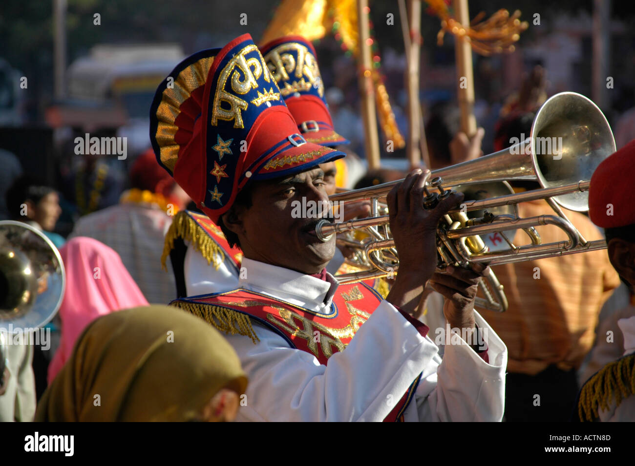 Musicista di una banda di ottoni in uniforme a soffiare una trompete Jaipur India Rajasthan Foto Stock