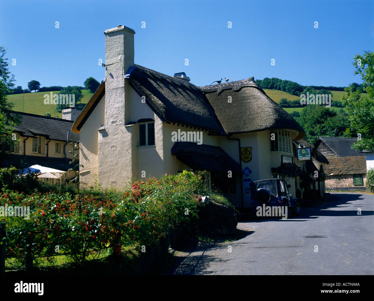 Somerset Inghilterra Winsford tetto di paglia Royal Oak Inn Foto Stock